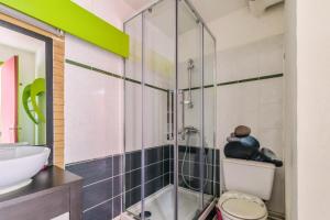 uma casa de banho com um chuveiro, um WC e um lavatório. em Studio accès direct aux pistes à la Mongie 84848 em La Mongie