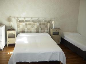 1 dormitorio con 2 camas y 2 mesitas de noche en Gîte de France à Vars-sur-Roseix 3 épis - Gîte de France 5 personnes 624, 
