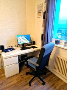 een bureau met een computer en een stoel bij 20m² Cozy Nice Room 12 min. near the center Alexandeplatz in Berlijn