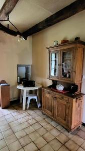 - une cuisine avec une table et une table dans une chambre dans l'établissement Gîte de France à Latronche 2 épis - Gîte de France 4 personnes 634, 
