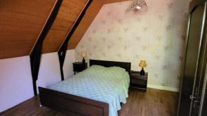 1 dormitorio con 1 cama y suelo de madera en Gîte de France à Latronche 2 épis - Gîte de France 4 personnes 634, 