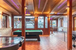 Nőtincs的住宿－Feel Good House，一间带台球桌和乒乓球桌的房间