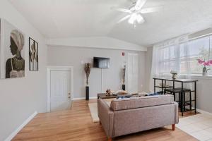 ein Wohnzimmer mit einem Sofa und einem Deckenventilator in der Unterkunft Vibrant Stylish & Perfectly Located In Bella Vista in Philadelphia