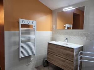 une salle de bain avec un lavabo et un miroir dans l'établissement Gîte de France La maison de thienot 3 épis - Gîte de France 3 personnes MAE-9724, à La Bitarelle