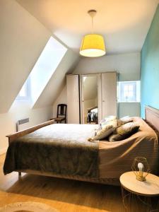 - une chambre avec un lit et des oreillers dans l'établissement Gîte de France Gîte des veyssières 3 épis - Gîte de France 4 personnes 654, 