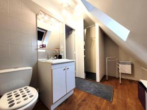 La salle de bains est pourvue d'un lavabo, de toilettes et d'un escalier. dans l'établissement Gîte de France Gîte des veyssières 3 épis - Gîte de France 4 personnes 654, 