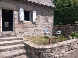une maison en pierre avec un mur en pierre et une fenêtre dans l'établissement Gîte de France Gîte des veyssières 3 épis - Gîte de France 4 personnes 654, 