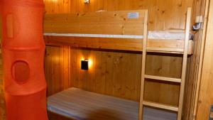 アーク 1801にあるRésidence Nova - Appartement 2 pièces 6 personnes proche des pistes, des commerces, de la garderie et de l'ESF au centre de la station d’Arc 1800 MAE-1721のキャビン内の二段ベッド2台が備わる客室です。