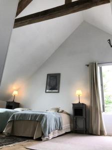 ein weißes Schlafzimmer mit einem Bett und einem Fenster in der Unterkunft Gîte de France Fanfou 3 épis - Gîte de France 4 personnes 694 in Saint-Yrieix-le-Déjalat