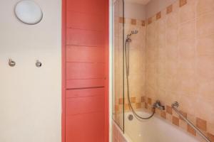 a shower with a red door in a bathroom at Résidence Quartier Falaise - maeva Home - Appartement 2 pièces 4 personnes Sélection MAE-2593 in Avoriaz