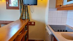 kuchnia z blatem i zlewem w obiekcie Résidence Ruitor Arc 1800 - Appartement 3 pièces pour 6 personnes dans une résidence calme, proche du télécabine dans le village de Charmettoger à Arc 1800 MAE-1722 w mieście Arc 1800