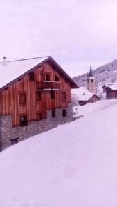 ヴァルモレルにあるChalet belle vue montagne proche Valmorel 86009の雪の木造納屋