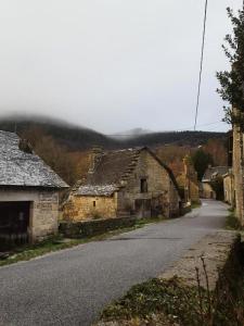 uma estrada vazia numa antiga aldeia de pedra em Gîte de France Des alpagas 3 épis - Gîte de France 6 personnes 784 em Chaumeil