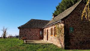 an old brick building sitting in a field at Gîte de France à Lagleygeolle 3 épis - Gîte de France 4 personnes MAE-9734 in Lagleygeolle