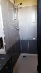 a shower with a glass door in a bathroom at Gîte de France à Lagleygeolle 3 épis - Gîte de France 4 personnes MAE-9734 in Lagleygeolle