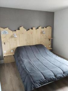 Schlafzimmer mit einem Bett mit Holzkästen an der Wand in der Unterkunft Gîte de France La maisonnette 2 épis - Gîte de France 2 personnes 764 in Servières-le-Château