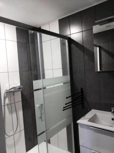 Ένα μπάνιο στο Gîte de France La maisonnette 2 épis - Gîte de France 2 personnes MAE-9764