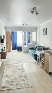 Giường trong phòng chung tại Cozy studio in the best area! 10