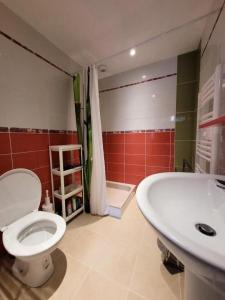 a bathroom with a toilet and a sink and a tub at Gîte de France à Saint-Robert 2 épis - Gîte de France 5 personnes 834 in Saint-Robert