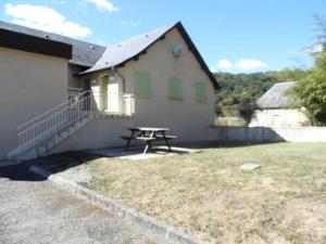 a picnic table in front of a building at Gîte de France Le moulin 2 épis - Gîte de France 4 personnes MAE-9844 in Argentat