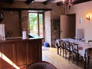 Saint-RobertにあるGîte de France Le colibri 2 épis - Gîte de France 6 personnes MAE-9894のテーブルと椅子のあるキッチンとダイニングルーム
