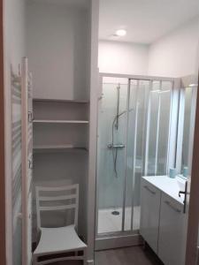 Saint-RobertにあるGîte de France Le colibri 2 épis - Gîte de France 6 personnes MAE-9894のバスルーム(シャワー、白い椅子付) +28枚の写真