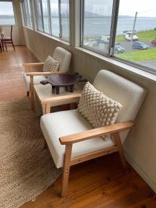 Ruang duduk di Bermagui Bay Beach House Best location in Bermagui