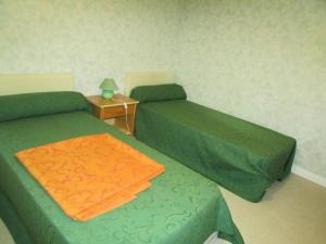 Katil atau katil-katil dalam bilik di Gîte de France à Rilhac Xaintrie 2 épis - Gîte de France 4 personnes MAE-9914