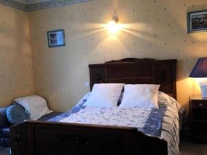 a bedroom with a bed with two pillows on it at Gîte de France à Soudaine-Lavinadière 3 épis - Gîte de France 5 personnes MAE-9954 in Soudaine-Lavinadière