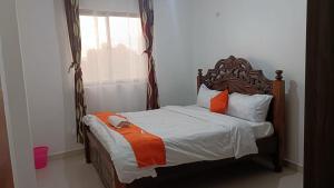 een slaapkamer met een bed met oranje en witte kussens bij Runda Royale 3 bedroom apartment, Kiambu Road in Kiambu