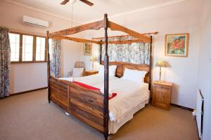 Un dormitorio con una cama con dosel en una habitación en Red Stone Hills, en Buffelskloof