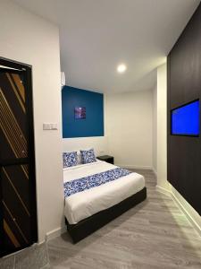 a bedroom with a bed and a flat screen tv at Hotel Apsara Temerloh Gateway in Temerloh