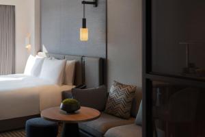 Voodi või voodid majutusasutuse New World Guangzhou Hotel toas