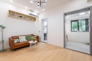 Afbeelding uit fotogalerij van Shanghai Hills&XING 1885 Family Homestay Near Line2 & Line12 West Nanjing Road in Shanghai