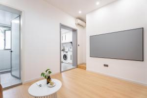 Afbeelding uit fotogalerij van Shanghai Hills&XING 1885 Family Homestay Near Line2 & Line12 West Nanjing Road in Shanghai