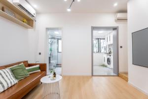 Afbeelding uit fotogalerij van Shanghai Hills&XING 1885 Family Homestay Near Line2 & Line12 West Nanjing Road in Shanghai