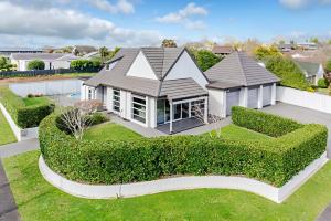 an aerial view of a house with a garden at Business or Holiday 4 bedrooms house in Hamilton with pool and spa in Hamilton