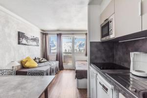 a small apartment with a kitchen and a living room at Résidence Quartier Falaise - maeva Home - Appartement 2 pièces 4 personnes 72 in Avoriaz