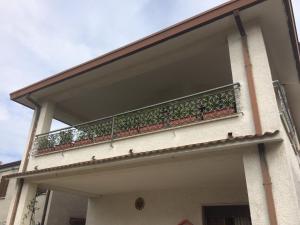 un balcón en el lateral de una casa en B&B Soleluna, en Massa Fiscaglia