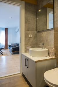 y baño con lavabo y espejo. en Magesa Homes, en Antalya