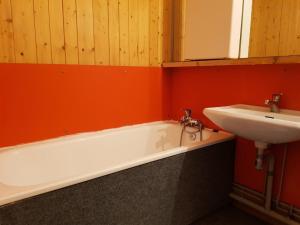 een bad en een wastafel in de badkamer bij Résidence Adret - Studio pour 4 Personnes 76 in Arc 1600