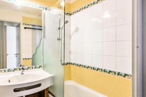 a bathroom with a sink and a shower at Résidence Quartier Falaise - maeva Home - Studio 4 personnes Confort MAE-3055 in Avoriaz +18 photos