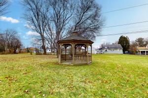 een prieel in het midden van een veld bij Upstate Memories in Rochester