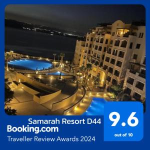 Samarah Resort D44 في السويمة: صورة لمدينة في الليل مع وجود انارة