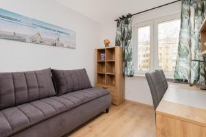 sala de estar con sofá y escritorio en Apartment with 2 Bedroom & Balcony Gdańsk Near The Old Town by Renters en Gdansk