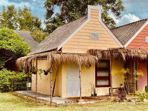 Kampong HuaibūにあるPai Casita 2の藁屋根の小黄色い家