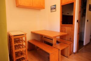 une table et un banc en bois dans une pièce dans l'établissement Résidence Michailles - Studio pour 4 Personnes 94, à Peisey-Nancroix