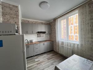 Η κουζίνα ή μικρή κουζίνα στο Apartments in Complex Almaly 85-24