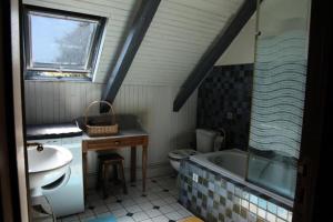 a bathroom with a sink and a bath tub at Gîte de France à Toy-Viam 3 épis - Gîte de France 4 personnes MAE-0254 in Tarnac