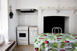 uma cozinha com uma mesa com maçãs em Gîte de France à Benayes 3 épis - Gîte de France 6 personnes 204 em Benayes